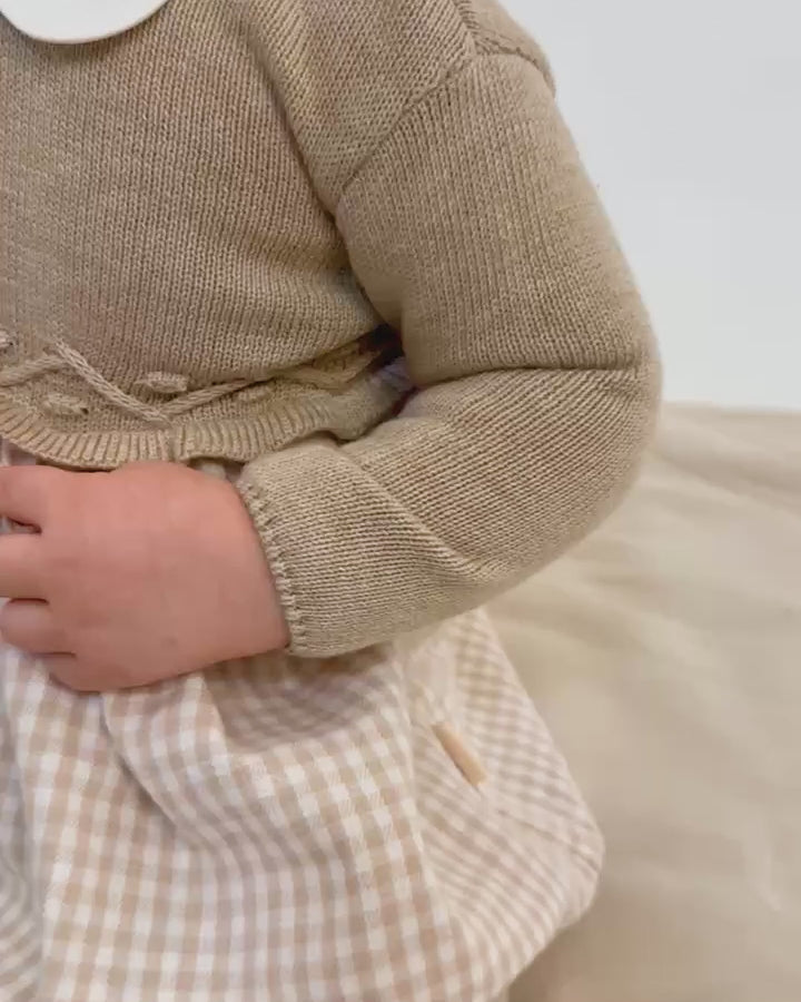 Abito in maglia e vichy sabbia con collant